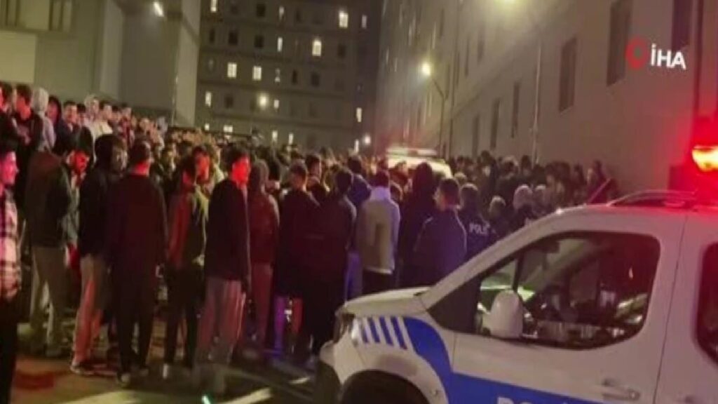 Yurtta yemeklerin makus çıktığını sav eden öğrenciler aksiyon yaptı