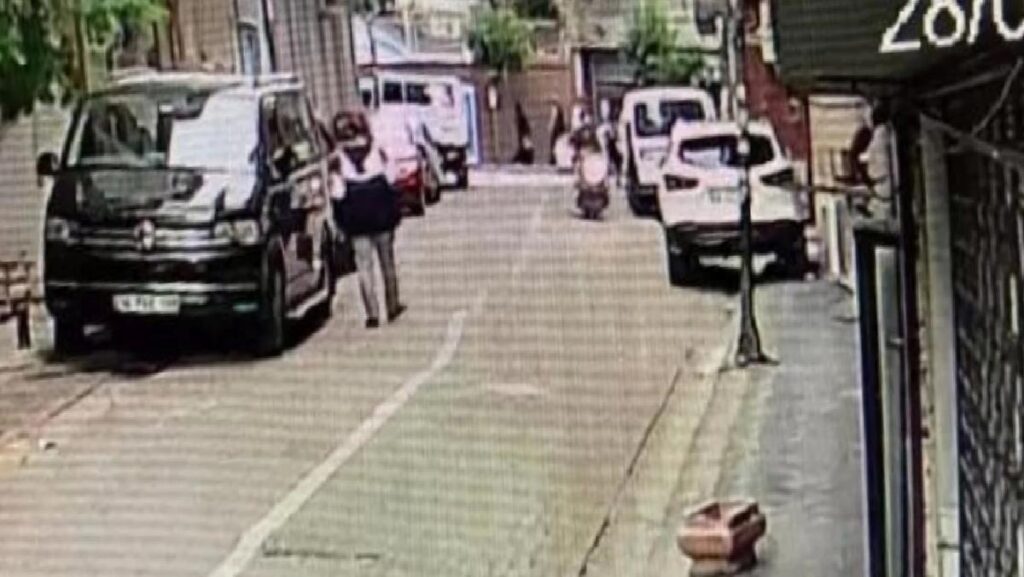 Zeytinburnu’nda çocuğa çarpan motosiklet kaza anı güvenlik kamerasında